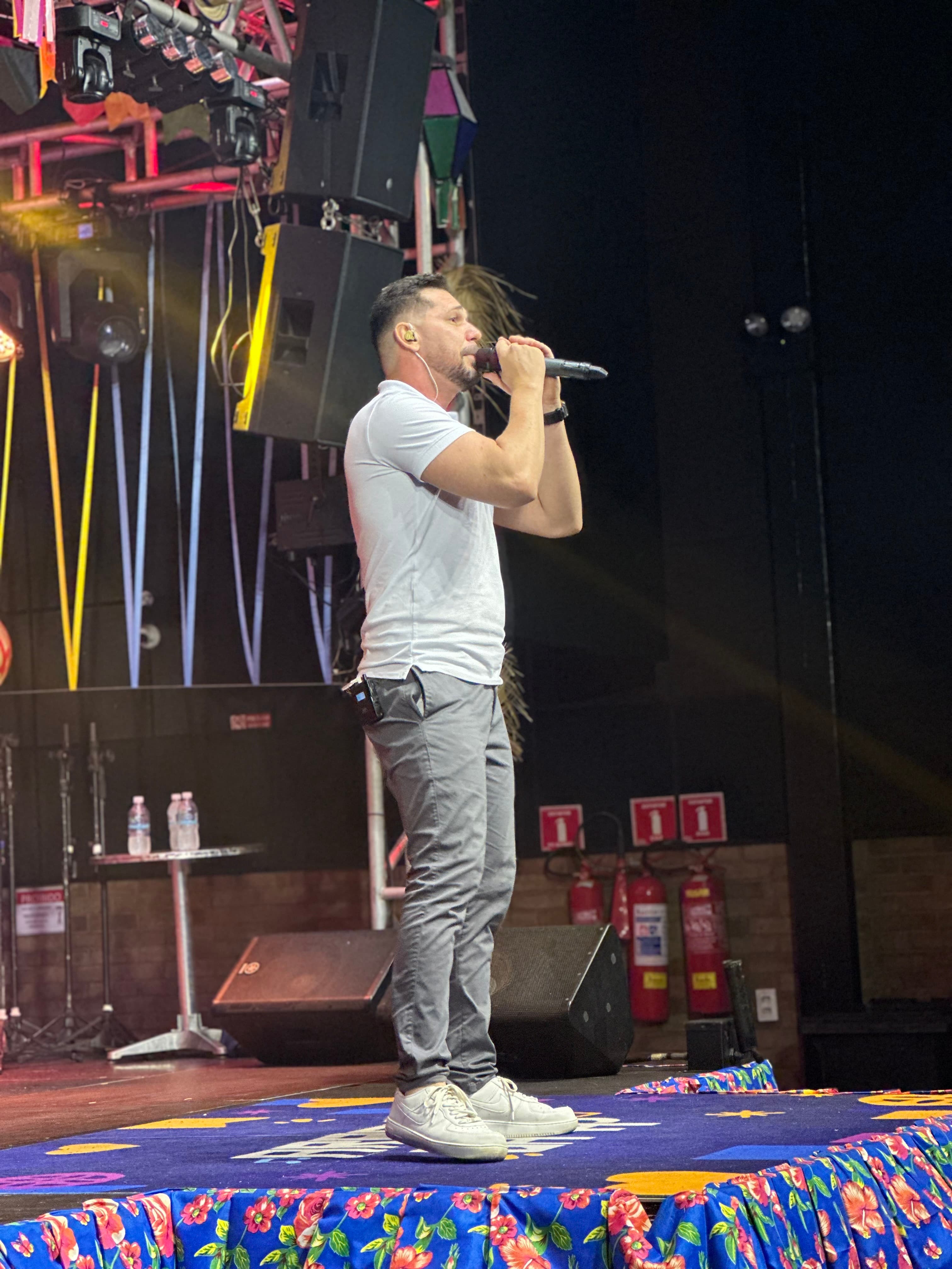 Barbosinha cantando no palco